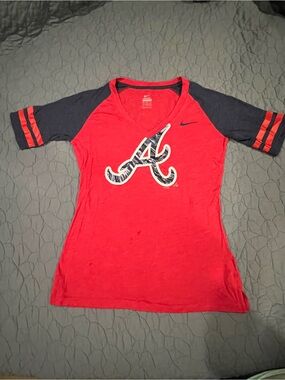 Nike womens Atlanta Braves Red & Navy V-Neck Baseball Tee